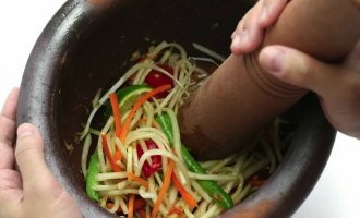 How to Make Thai green papaya salad sauce - Снимок экрана 2023 07 14 в 16.23.12
